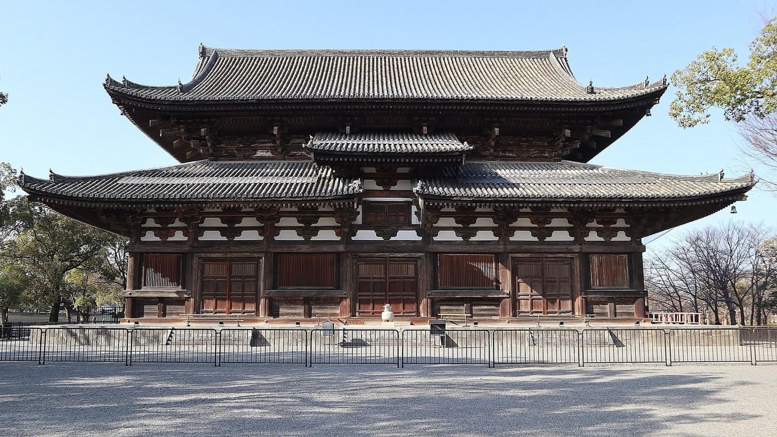 Toji's Kondo, the main hall, with its double roof, across a gravel courtyard