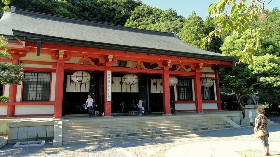 Kurama-dera's main hall, with white paper lanterns under the eaves and a stone tiger guarding the courtyard on the right